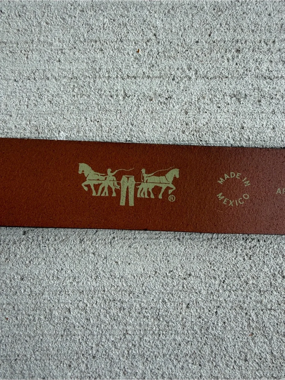 Levi’s Full Grain Leather Belt Size 40 Brown Oval Brass Buckle Made in Mexico 47